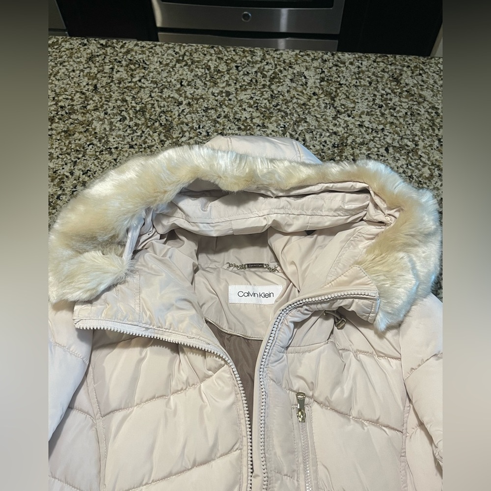 Women’s white puffy jacket